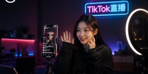 TikTok主播在夜间直播间进行直播